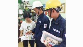 Nhân viên EVNHCMC tuyên truyền về sử dụng điện an toàn, tiết kiệm
