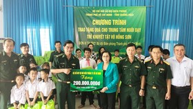 Bộ đội Biên phòng TPHCM tặng 200 triệu đồng cho Trung tâm Nuôi dạy trẻ khuyết tật Võ Hồng Sơn. Ảnh: Minh Anh