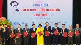 Phó Thủ tướng Vũ Đức Đam trao giải cho các tác giả đạt Giải thưởng Trần Đại Nghĩa