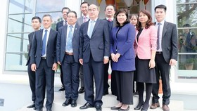 Bí thư Thành ủy TPHCM Nguyễn Thiện Nhân cùng Đại sứ Việt Nam tại Đức Nguyễn Minh Vũ chụp hình lưu niệm cùng cán bộ, nhân viên Tổng Lãnh sự quán Việt Nam tại Frankfurt