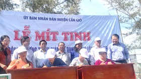 Các tiểu thương huyện Cần Giờ ký cam kết không sử dụng túi ni lông khó phân hủy
