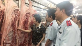Đoàn kiểm tra hoạt động kinh doanh thịt heo tại chợ đầu mối nông sản Hóc Môn
