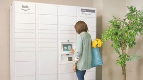 Tủ hàng ngay trong khu sinh hoạt của tòa nhà