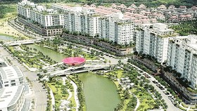 Hồ tích tụ và điều tiết nước tại một khu dân cư quận 2, TPHCM. Ảnh: CAO THĂNG