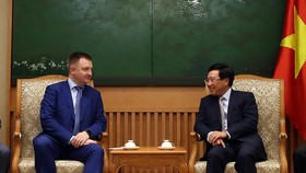 Phó Thủ tướng Phạm Bình Minh tiếp ông Alexander Bugayev, Chủ tịch Cơ quan Liên bang Nga về công tác thanh niên. Ảnh: VGP/Hải Minh