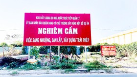 Pano của UBND phường Linh Trung (quận Thủ Đức) cảnh báo tình trạng phân lô bán nền trái phép. Ảnh: NGUYỄN SINH