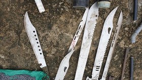 “Cát tặc” dùng dao, kiếm chống trả lực lượng biên phòng