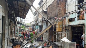 Hiện trường tan hoang do vụ nổ hàng trăm bình gas mi ni xảy ra tại hẻm 63 đường D9 (quận Tân Phú)