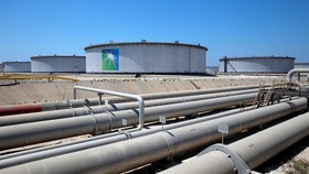 Bên trong cơ sở lọc dầu Ras Tanura của Saudi Aramco. Ảnh: Reuters