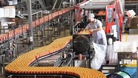Dây chuyền sản xuất nước ngọt đóng chai tại Bắc Kinh, Trung Quốc ngày 21-6-2019. Ảnh: THX/TTXVN