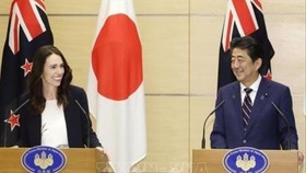 Thủ tướng New Zealand Jacinda (trái) và Thủ tướng Nhật Bản Shinzo Abe tại cuộc họp báo ở Tokyo ngày 19/9/2019. Ảnh: Kyodo/TTXVN