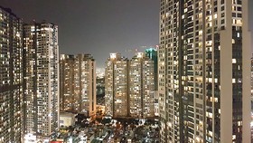 Các cao ốc chung cư liên tục được xây mới, nhưng số người mua để ở thường không nhiều, mà chủ yếu mua để đầu tư. Ảnh: HỒ THỊ VIỆT HÀ