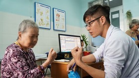 Bác sĩ đang thăm khám cho bệnh nhân sa sút trí tuệ