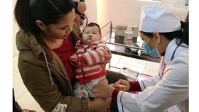 Tiêm vaccine cho trẻ nhỏ tại Trạm Y tế Phú Nghĩa