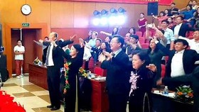 Bộ trưởng Bộ Y tế tập thể dục trong khai mạc Những ngày phim y tế Việt Nam 2019