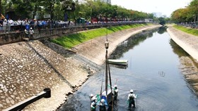 Các thiết bị công nghệ Nano - Bioreactor được đưa xuống sông Tô Lịch để xử lý ô nhiễm