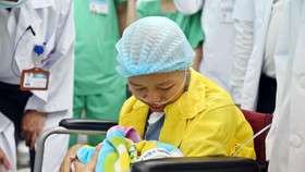 Nghẹn ngào giây phút người mẹ ung thư di căn ôm con trai bé bỏng!
