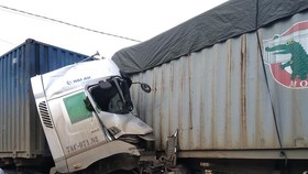 Container húc nhau trên QL 9 khiến 2 tài xế thương vong