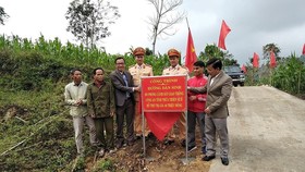 Bàn giao đường dân sinh cho đồng bào bản Krê 2 đón tết