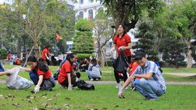 Nhặt một cọng rác, bạn đã làm Huế sạch hơn!