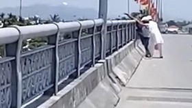 Clip nhóm người quăng lượng lớn vàng mã xuống sông Hương gây bức xúc