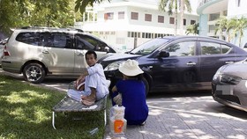 Vật vờ giữa nắng nóng ở bệnh viện. Ảnh: NGUYỄN HOÀNG