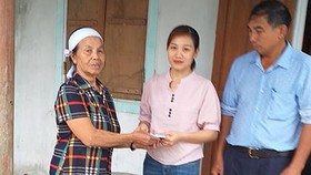 Báo SGGP trao tiền hỗ trợ cho người thân cụ Lê Thị Chạn