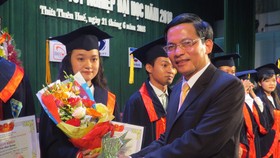 Trao bằng Tốt nghiệp cho sinh viên Đại học Huế