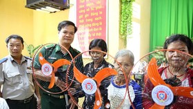 Tặng quạt điện cho đồng bào nghèo
