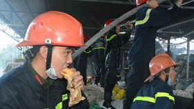 Nhai bánh mì cầm hơi trong lúc chữa cháy kho sợi của Công ty CP Sợi Phú Nam