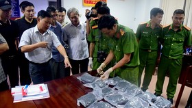 Công an kiểm tra tang vật thu giữ