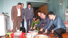 Đoàn kiểm tra liên ngành kiểm tra, phát hiện số giò, chả có chứa hàn the