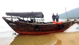 Chiếc tàu cá dạt vào bờ biển