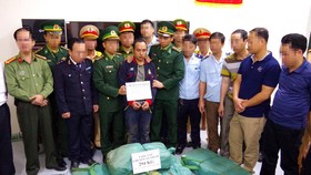 Đối tượng bị bắt cùng tang vật ma túy đá