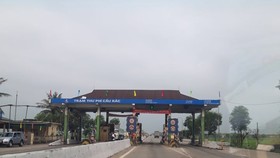Sáng 21-2, tại trạm thu phí Cầu Rác đã xả trạm tạm dừng thu phí