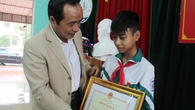 Trao bằng khen cho em Nguyễn Văn Chương