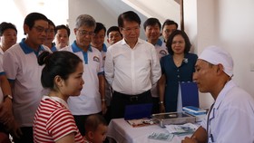 Lãnh đạo Bộ Y tế, UBND tỉnh Hà Tĩnh đã đến chứng kiến buổi tiêm chủng tại Trạm Y tế xã Tượng Sơn, huyện Thạch Hà, tỉnh Hà Tĩnh