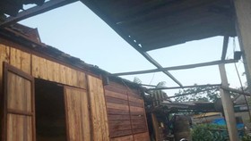 Hà Tĩnh: Bất ngờ xuất hiện mưa kèm lốc xoáy khiến nhiều nhà dân bị tốc mái