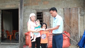 Đại diện thị trấn Đồng Lộc trao 18 triệu đồng của bạn đọc Báo SGGP cho chị Trần Thị Liễu