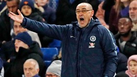 Sự giận dữ của Maurizio Sarri ngoài sân không tạo được tác động. Ảnh: Getty Images