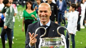 Zinedine Zidane sau thành công vĩ đại cùng Real Madrid hiện chờ đợi một lời mời thật sự đặc biệt. Ảnh: The Sun