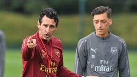 Mesut Oezil một lần nữa bị gạch tên đầy khó hiểu khỏi kế hoạch của HLV Unai Emery. Ảnh: Getty Images