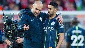 HLV Pep Guardiola xin lỗi khi Riyad Mahrez ít có cơ hội đá chính. Ảnh: Getty Images