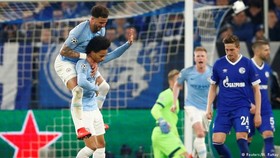 Leroy Sane không ăn mừng bàn thắng ghi vào lưới đội bóng cũ Schalke. Ảnh: Getty Images