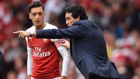 HLV Unai Emery và Mesut Oezil liệu đã tìm được tiếng nói chung? Ảnh: Getty Images