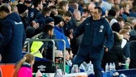 Một phản ứng thiếu kềm chế của HLV Maurizio Sarri trong trận đấu. Ảnh: Mirror