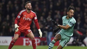 Thủ thành Ben Foster thất vọng khi biếu không bàn thắng cho Pierre-Emerick Aubameyang. Ảnh: Getty Images