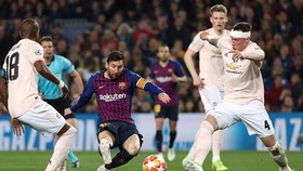 Lionel Messi tung cú sút ghi bàn thứ 2 trong trận đấu. Ảnh: Getty Images