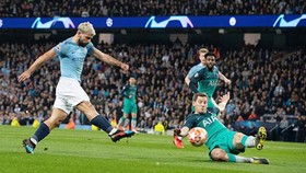 Dù nỗ lực giành chiến thắng, Man.City (trái) vẫn không thể đi tiếp. Ảnh: Getty Images
