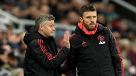 HLV Ole Gunnar Solskjaer vốn cũng đã có một đồng đội cũ Michael Carrick (phải) trong ban huấn luyện. Ảnh: Getty Images